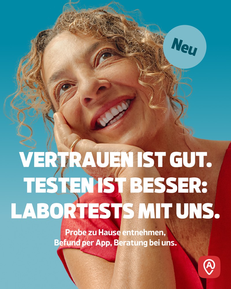 Labortests mit digitalem Befund und Beratung in der Apotheke Werbegrafik zum Thema Labortests mit lächelnder Frau vor blauem Hintergrund und dem Hinweis: ‚Vertrauen ist gut. Testen ist besser. Labortests mit uns.‘ Zusätzlich wird erklärt, dass Proben zuhause entnommen, Befunde per App bereitgestellt und Beratungen