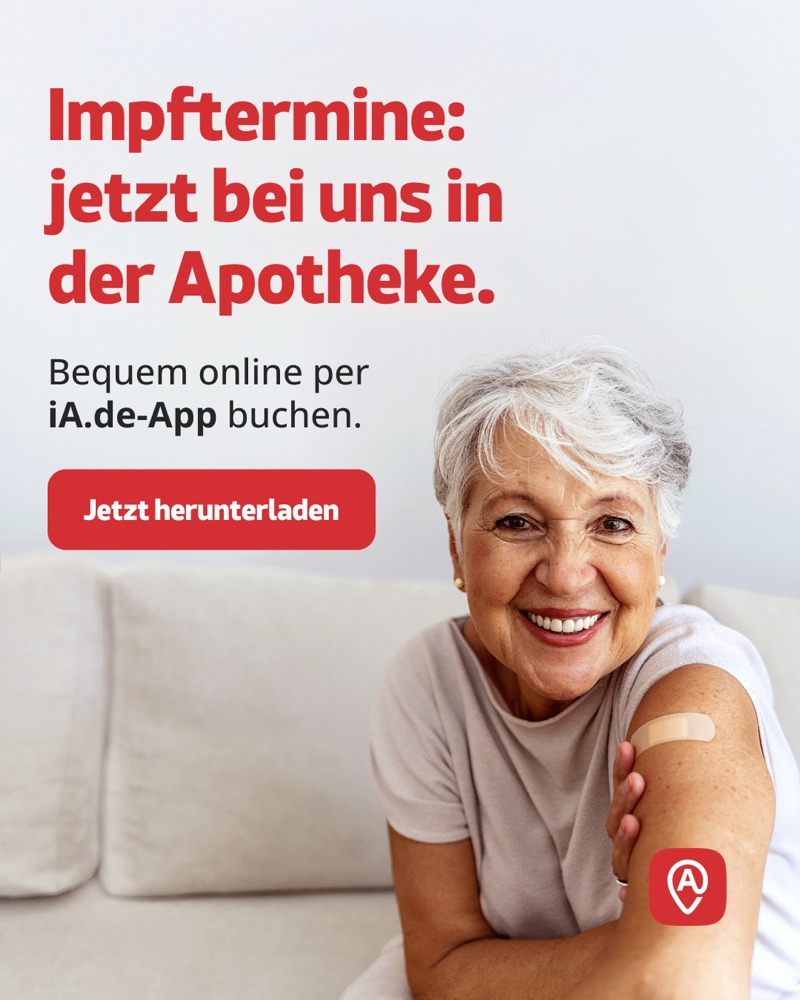 Impftermine online über die iA.de-App buchen Lächelnde ältere Frau mit Pflaster am Oberarm nach einer Impfung. Daneben Hinweis auf digitale Terminbuchung für Impfungen per iA.de-App in der Apotheke.
